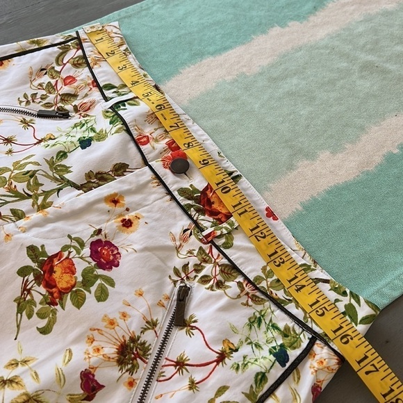 Disney’s Alice In Wonderland Designer Colleen Atwood Floral Print Capri Pants - Picture 12 of 14